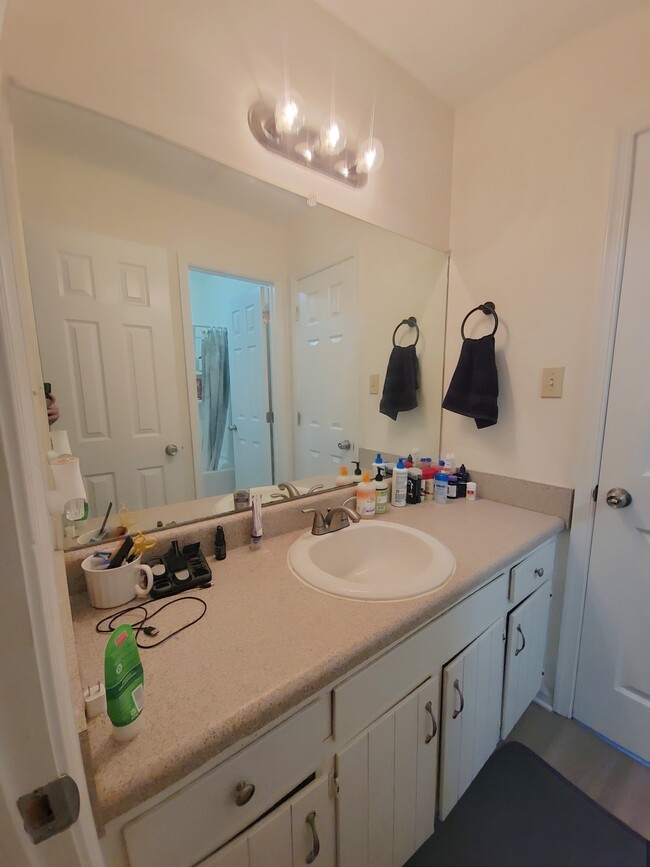 Building Photo - 102 Bramble Ct