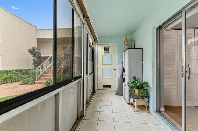 Building Photo - 302 Capri Dr