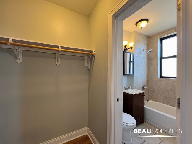Building Photo - 818 W Diversey Pkwy