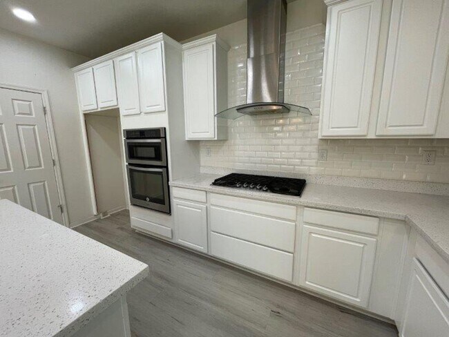 Building Photo - Gorgeous 4 Bed Located in Great Gated Community