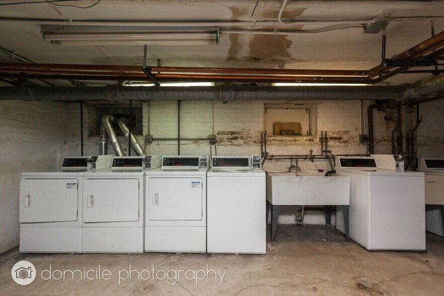 Building Photo - 903 W Altgeld St