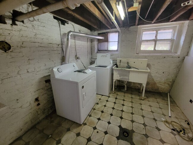 Building Photo - 623-625 N 10th Ave E