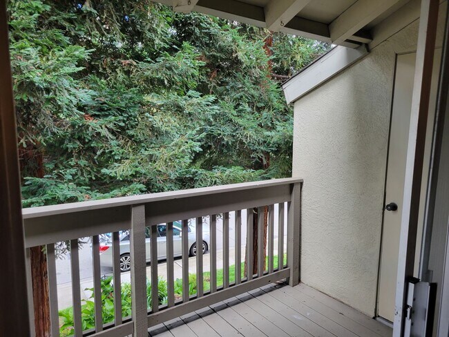 Building Photo - Spacious and Updated 1 Bedroom Convenientl...