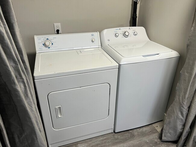 Building Photo - 1305 N Madison St