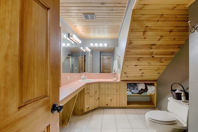 Building Photo - Boise, Beautiful home in the Foothills with lots of privacy