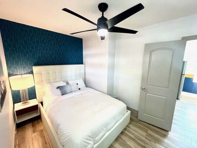 Building Photo - 834 NE 14th Ave