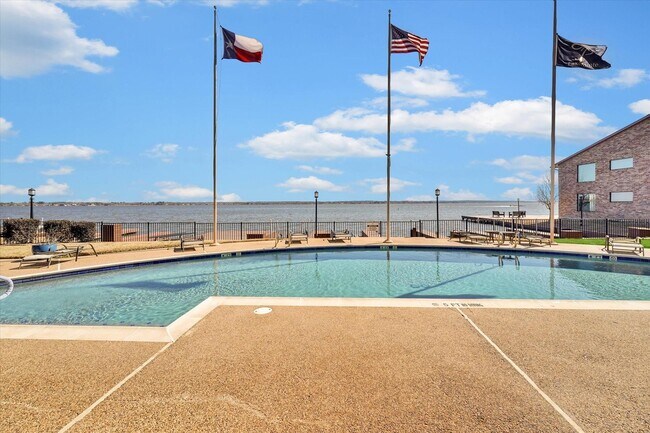 Building Photo - 801 River Rd