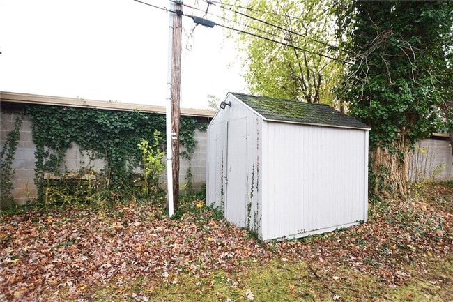 Building Photo - 300 Howland Ave