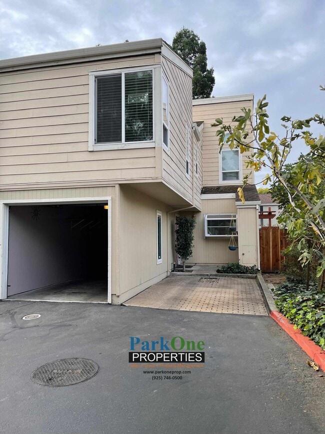 Building Photo - Great Townhouse Now Available in Concord!