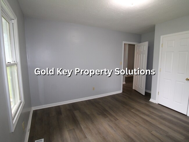 Building Photo - 3 Bed 1 Bath Home For Rent W/ Basement! (S...