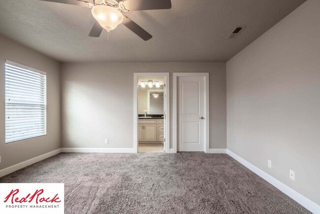 Building Photo - Spacious 4 Bedroom, 2.5 Bathroom Centrally...