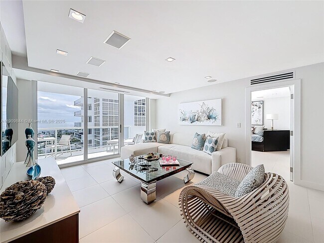 Building Photo - 2715 N Ocean Blvd