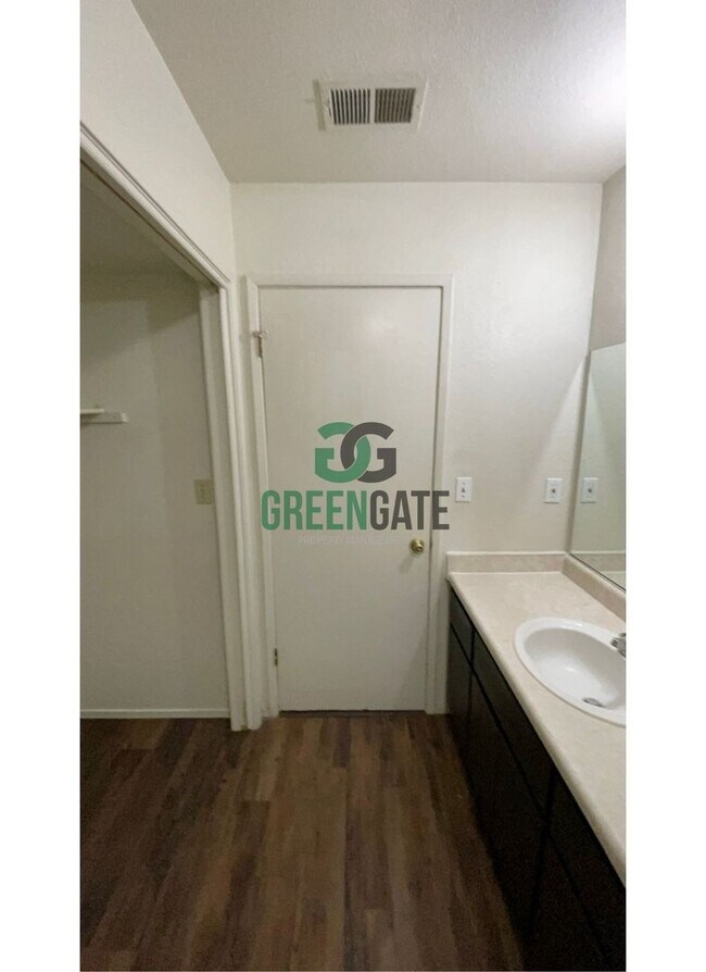 Building Photo - 3517 Woodglen Dr