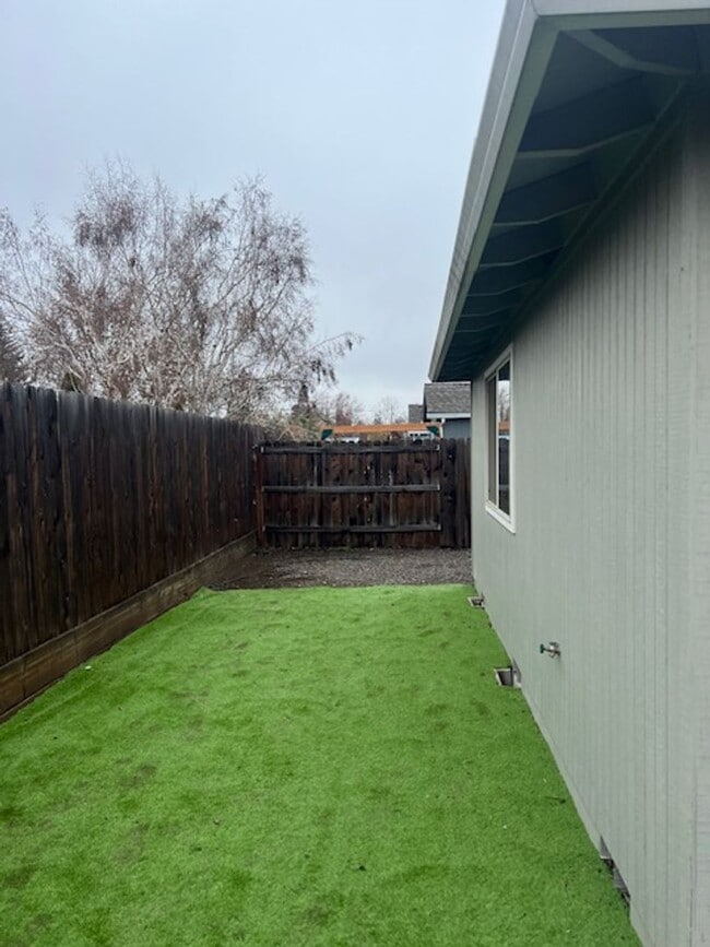 Building Photo - SPACIOUS 3 BEDROOM/ 2 BATH HOME WITH RV/BO...