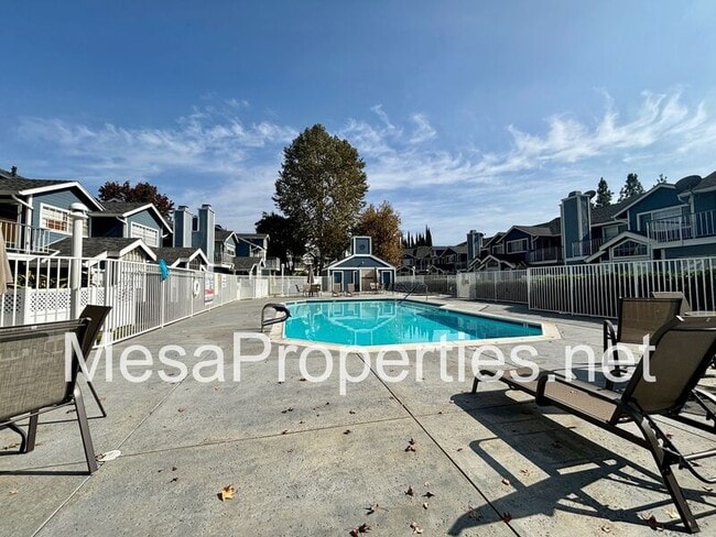 Building Photo - 118 N Glendora Ave