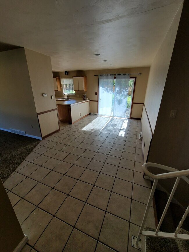 Building Photo - Great 5br/2ba House in NE Colorado Springs. Near UCCS
