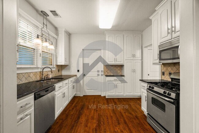 Building Photo - 1615 N Taylor St