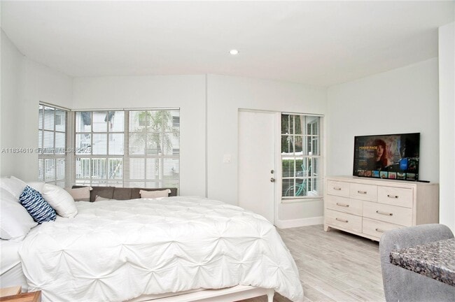 Building Photo - 4105 N Ocean Dr