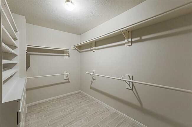 Building Photo - 17106 Summer Hollow Dr