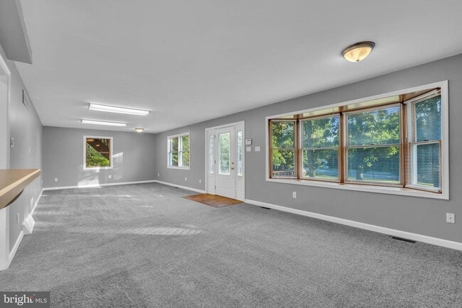 Building Photo - 165 Lakeview Dr N