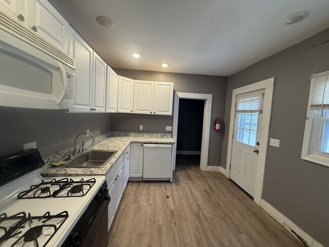 Building Photo - 417 Willow St