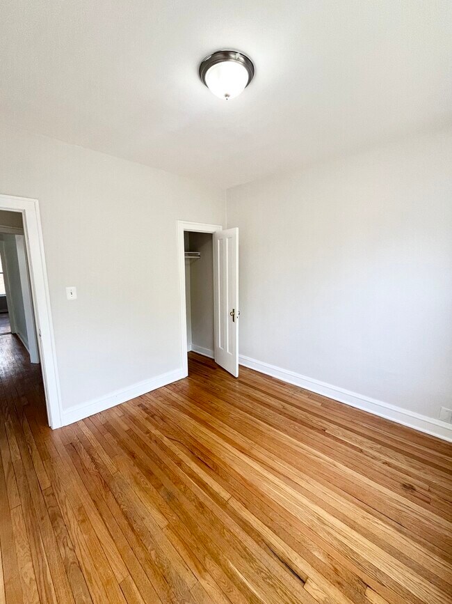 Building Photo - 4958 W Dickens Ave