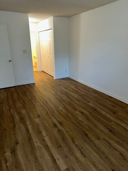 Building Photo - 2771 Riverside Dr