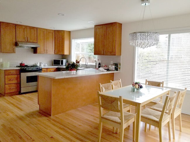 Building Photo - Beautiful 2 Story 4 Bed 2.5 Bath Home in N...