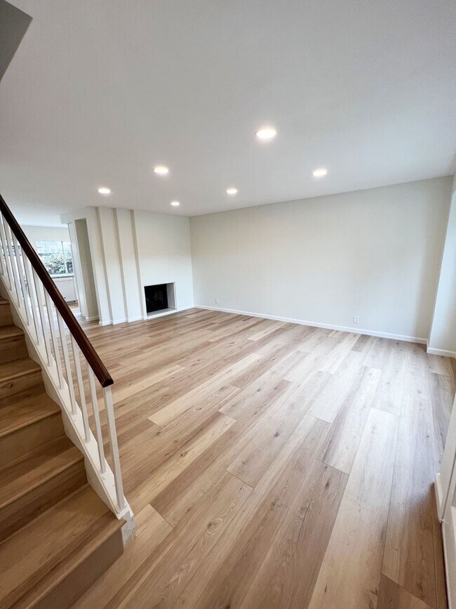 Building Photo - Newly renovated Carmel Valley townhome in The Groves