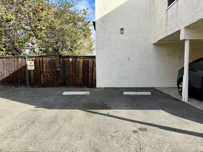 Building Photo - Lower Level w/ Private Fenced Yard!