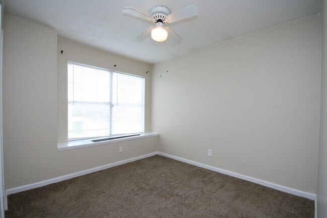 Building Photo - 105 Oakline Dr