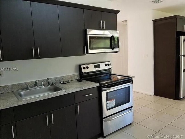 Building Photo - 2711 NW 16th Ct