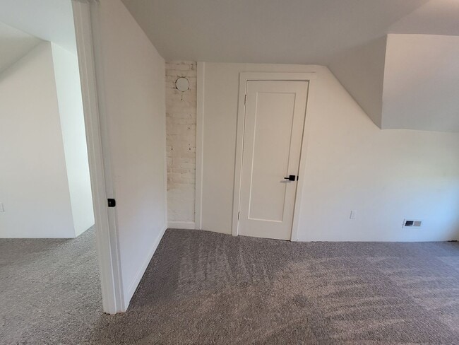 Building Photo - Don’t Miss This! Spacious 2 Bed, 2 Bath in North Portland