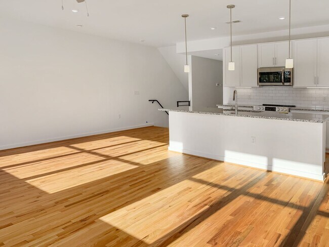 Building Photo - Gorgeous 3 Bed, 2 Bathroom in Manchester A...