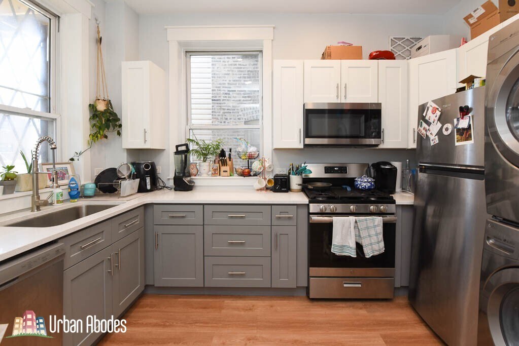 Building Photo - 870 W Buckingham Pl