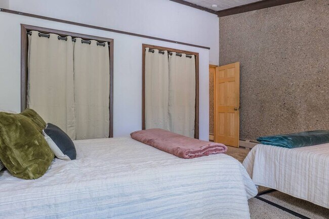 Building Photo - Walk to Main St and Gondola! Furnished!