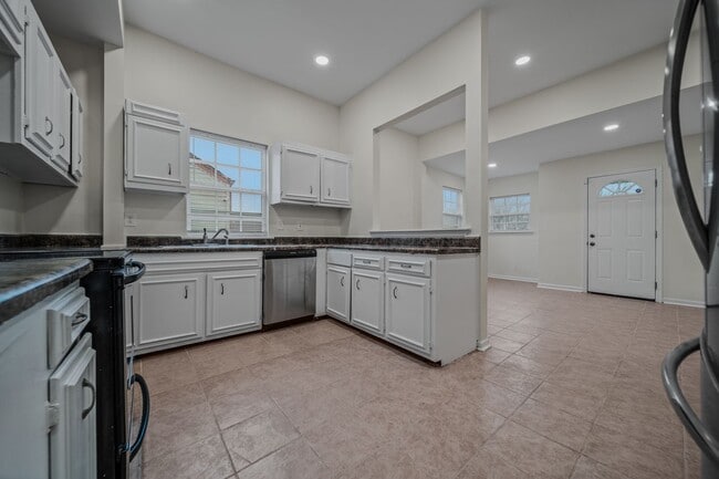 Building Photo - Spacious & Recently Renovated 4 Bedroom Home Available Now!!