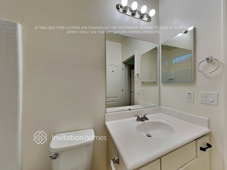 Building Photo - 3361 N Los Alamos