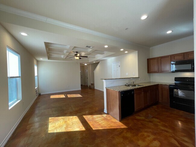 Building Photo - Town home for rent