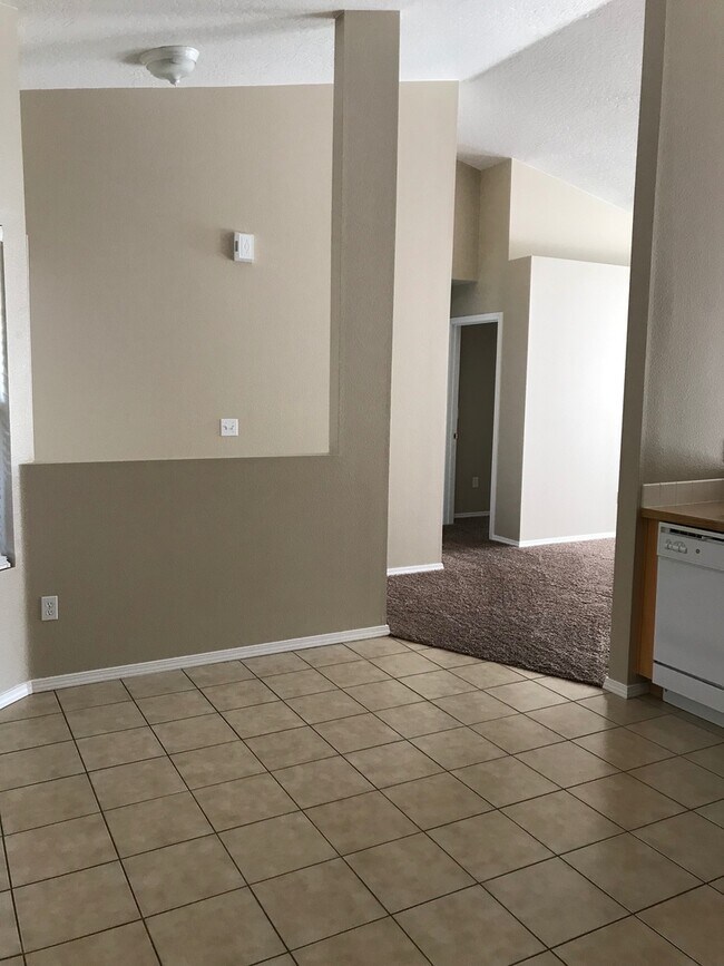 Building Photo - 3 bed/ 2 bath... 2 car garage... Single Level...In the Meadowbrook Subdivision.