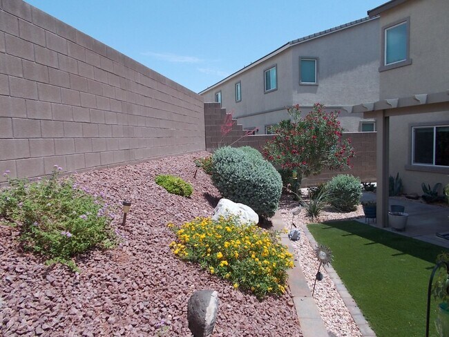 Building Photo - Beautiful 4 Bedroom Home