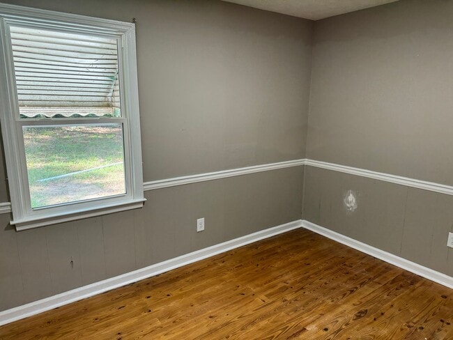 Building Photo - 2 Bedroom House
