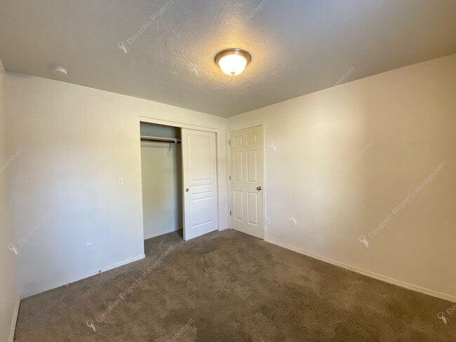 Building Photo - Central Oregon Living: Bright Home with Fi...