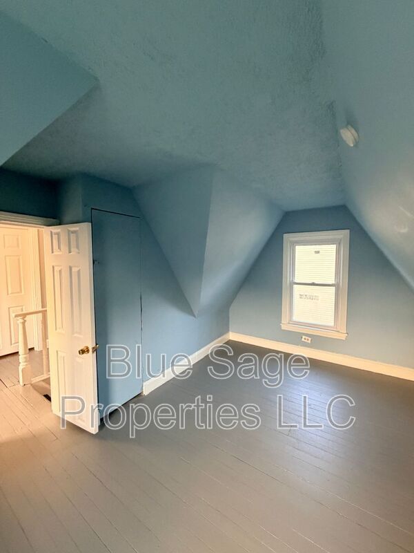 Building Photo - 913 8th Ave
