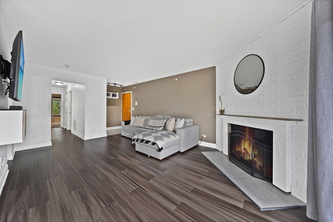 Building Photo - 7050 Newport Dr