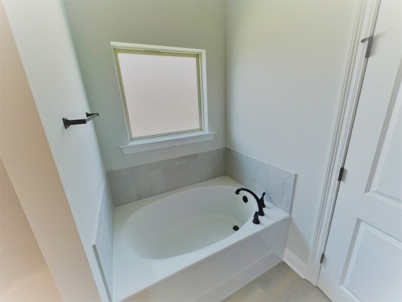 Building Photo - 18031 Evergreen Dr