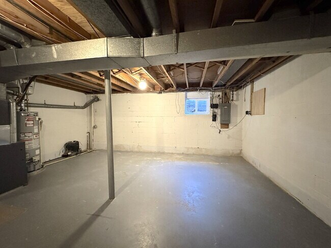 Building Photo - Charming Reston Townhome: Your Ideal Commuter's Haven