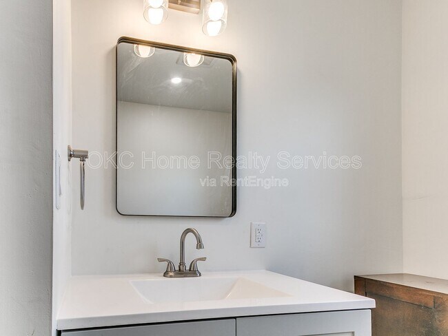 Building Photo - 1812 W Noble Ave