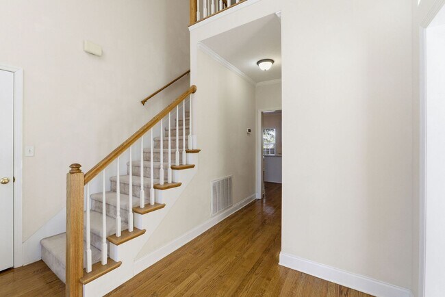 Building Photo - 330 Gardenia Dr