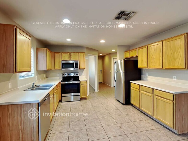 Building Photo - 1736 E Wood St